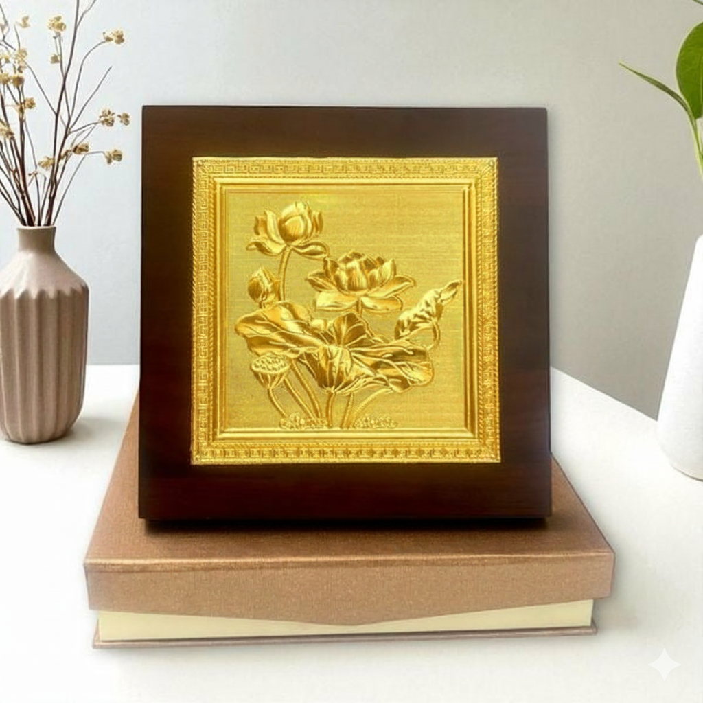 Tranh hộp quà tặng hoa sen bằng đồng mạ vàng kt 20cm x 20cm