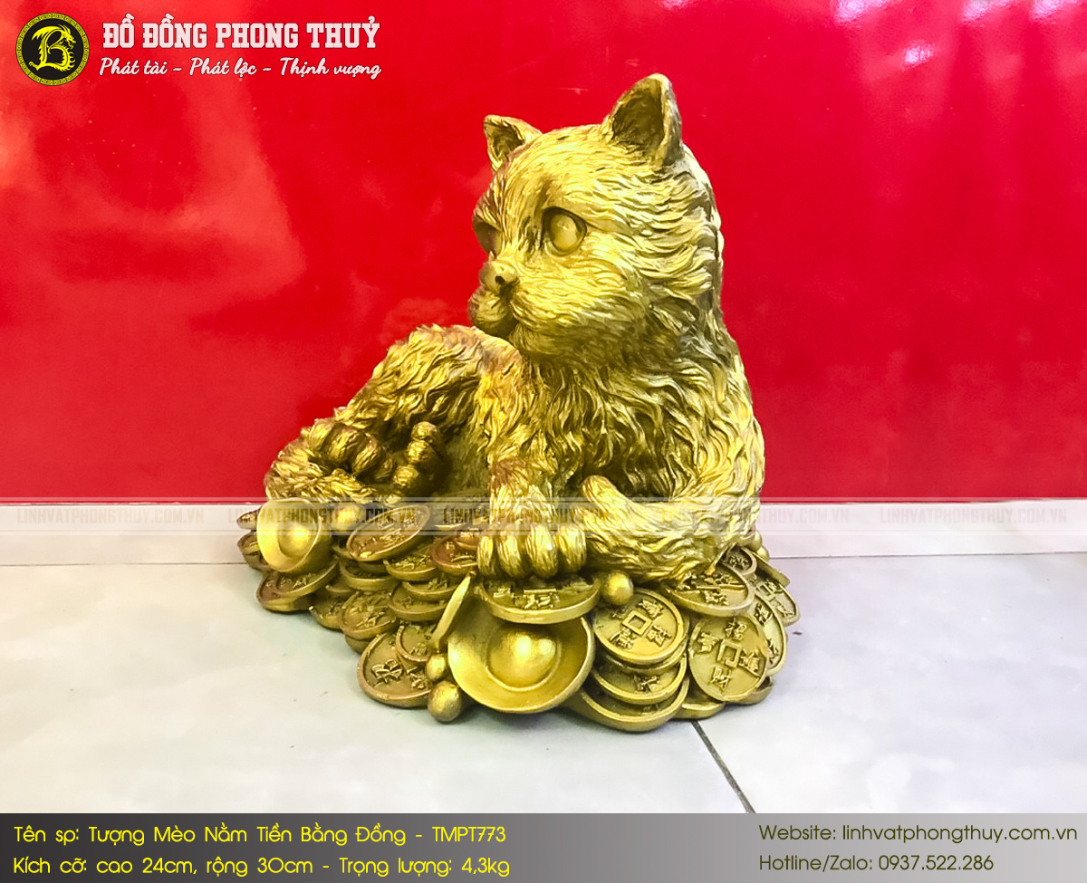 tượng mèo nằm trên tiền bằng đồng cao 24cm